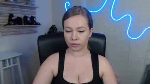 Snapshot of holly_bb95 chatting on February 2025 03:25:01 AM Holly online show from February 2025 03:25:01 AM