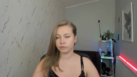 Snapshot of holly_bb95 chatting on September 2025 04:29:02 PM Holly online show from September 2025 04:29:02 PM