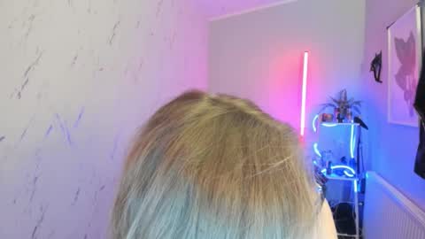 Snapshot of holly_bb95 chatting on October 2025 06:32:01 PM Holly online show from October 2025 06:32:01 PM