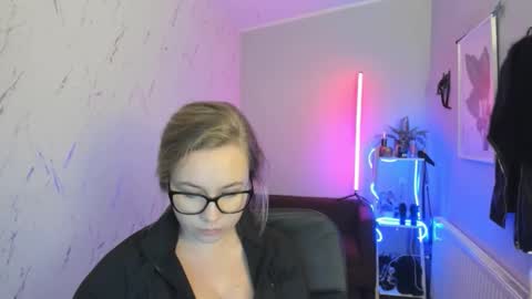 Snapshot of holly_bb95 chatting on November 2025 08:52:02 PM Holly online show from November 2025 08:52:02 PM