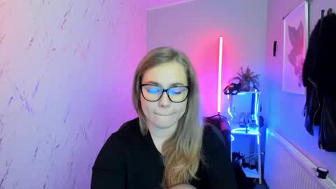 Snapshot of holly_bb95 chatting on November 2025 05:46:02 PM Holly online show from November 2025 05:46:02 PM