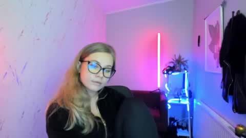 Snapshot of holly_bb95 chatting on November 2025 07:13:02 PM Holly online show from November 2025 07:13:02 PM