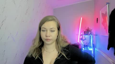 Snapshot of holly_bb95 chatting on November 2025 09:46:02 PM Holly online show from November 2025 09:46:02 PM