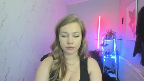 Snapshot of holly_bb95 chatting on November 2025 08:43:01 PM Holly online show from November 2025 08:43:01 PM