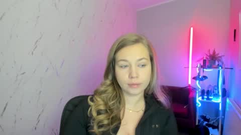 Snapshot of holly_bb95 chatting on November 2025 09:40:01 PM Holly online show from November 2025 09:40:01 PM