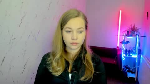 Snapshot of holly_bb95 chatting on November 2025 06:12:01 PM Holly online show from November 2025 06:12:01 PM