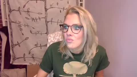 Snapshot of holly_bourbon chatting on October 2025 01:37:02 AM holly_bourbon online show from October 2025 01:37:02 AM