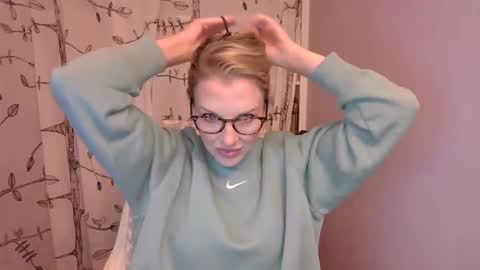 Snapshot of holly_bourbon chatting on October 2025 11:50:04 PM holly_bourbon online show from October 2025 11:50:04 PM