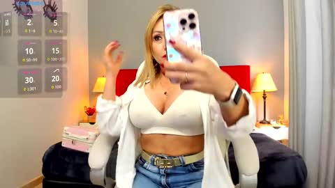 Snapshot of holly_madison_ chatting on November 2025 12:48:02 PM Holly Madisson online show from November 2025 12:48:02 PM