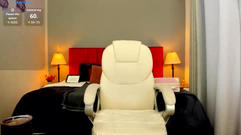 Snapshot of holly_madison_ chatting on November 2025 01:06:02 PM Holly Madisson online show from November 2025 01:06:02 PM