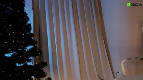 hollyextra online show from December 2024 08:49:01 PM