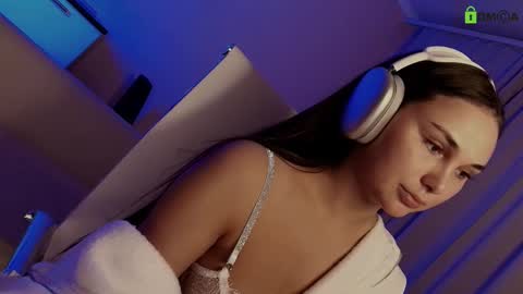 hollyextra online show from February 2025 05:18:02 PM