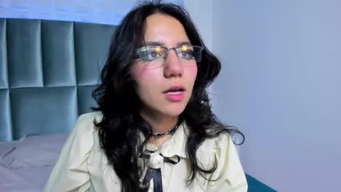 hollypeach_ online show from November 2025 07:58:01 PM