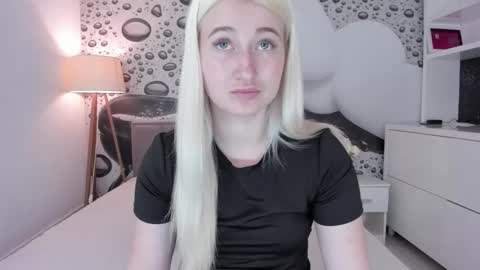Snapshot of hollytaillor chatting on April 2026 12:14:01 PM HollyTaillor online show from April 2026 12:14:01 PM