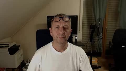 Snapshot of hondowill chatting on October 2025 11:39:01 PM Bernd online show from October 2025 11:39:01 PM