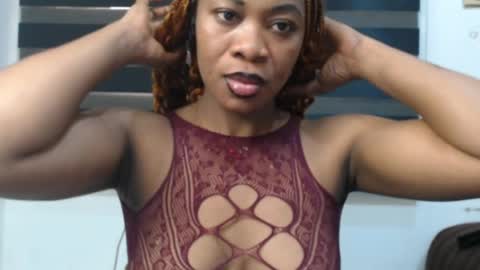 Snapshot of honey_dollxx chatting on April 2026 07:11:01 AM Flora online show from April 2026 07:11:01 AM