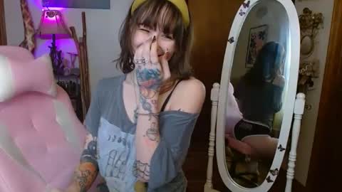 Snapshot of honeybeexo333 chatting on January 2025 08:47:01 PM Honey Bee online show from January 2025 08:47:01 PM