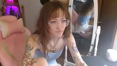 Snapshot of honeybeexo333 chatting on November 2025 06:46:02 PM Honey Bee online show from November 2025 06:46:02 PM