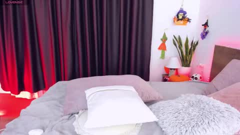 HoneyCarrol online show from October 2025 04:11:01 PM