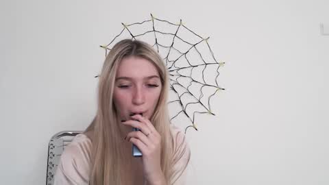 honeyveil online show from October 2025 12:15:01 PM