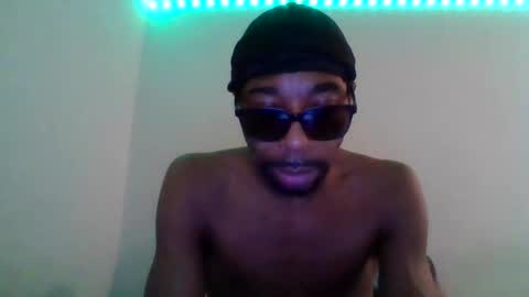 Snapshot of hoodlatelatenightshow chatting on January 2025 08:13:02 AM blackhoodcouple online show from January 2025 08:13:02 AM