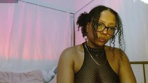 Snapshot of hornylittlehoney chatting on January 2025 05:00:02 AM Horny Little Honey online show from January 2025 05:00:02 AM