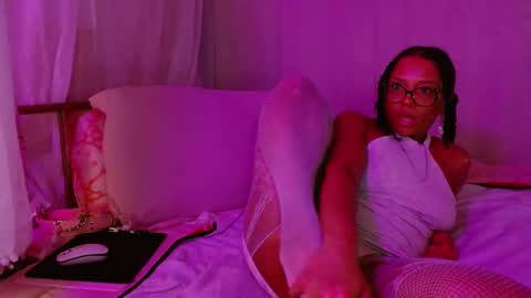 Snapshot of hornylittlehoney chatting on September 2025 03:28:02 AM Horny Little Honey online show from September 2025 03:28:02 AM