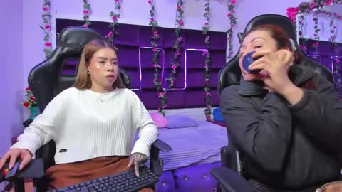 Snapshot of hornyy_mom chatting on November 2025 01:33:02 PM hornyy mom online show from November 2025 01:33:02 PM