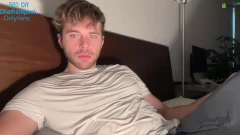 Snapshot of hot8pack01 chatting on November 2025 09:15:02 PM Edward aka Wolf online show from November 2025 09:15:02 PM