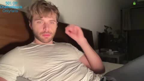 Snapshot of hot8pack01 chatting on December 2025 04:17:01 AM Edward aka Wolf online show from December 2025 04:17:01 AM