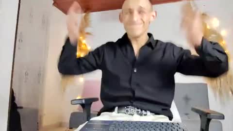 Snapshot of hotblue_98 chatting on January 2025 02:12:02 AM Red online show from January 2025 02:12:02 AM