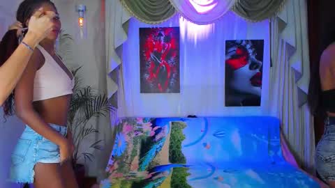 hotties_kittens18 online show from December 2025 06:04:01 PM