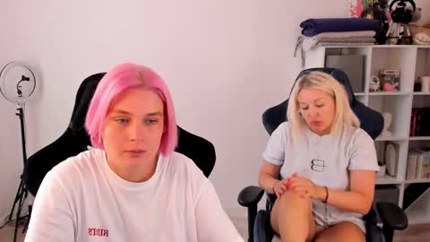 Nessie and Jessie online show from September 2025 10:38:02 AM