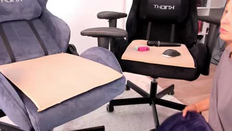 Nessie and Jessie online show from October 2025 10:45:01 AM