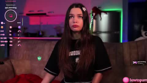 Snapshot of howtomeow chatting on November 2025 04:36:01 PM Mia online show from November 2025 04:36:01 PM