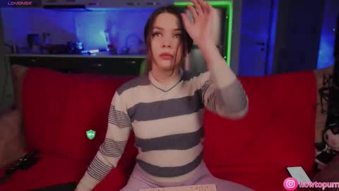 Snapshot of howtomeow chatting on November 2025 05:27:01 PM Mia online show from November 2025 05:27:01 PM