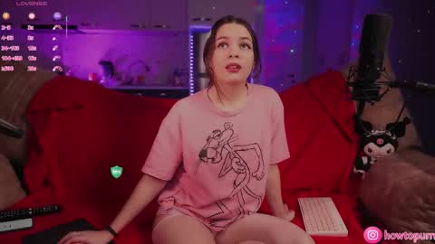 Snapshot of howtomeow chatting on December 2025 04:59:02 PM Mia online show from December 2025 04:59:02 PM