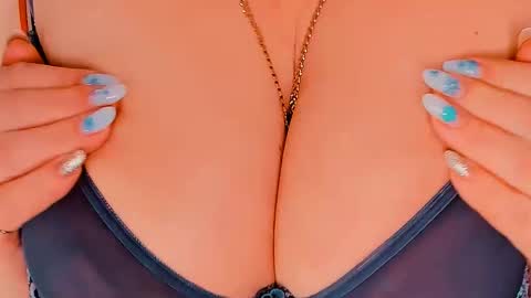 Snapshot of huge_booobs chatting on January 2025 07:18:02 PM milli online show from January 2025 07:18:02 PM