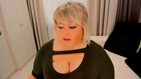 Snapshot of huge_booobs chatting on October 2025 06:38:01 AM milli online show from October 2025 06:38:01 AM