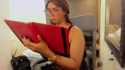 Snapshot of hugecockgoddessxxx chatting on December 2024 11:04:01 AM Queen karen grey online show from December 2024 11:04:01 AM