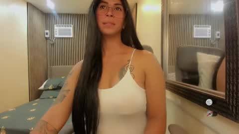 Snapshot of hugecockgoddessxxx chatting on January 2025 06:35:02 AM Queen karen grey online show from January 2025 06:35:02 AM