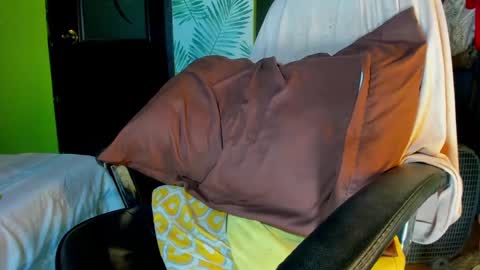 Snapshot of hungasiangirl chatting on January 2025 05:59:01 AM help me make 25000 tokens for my mother HEARING aid online show from January 2025 05:59:01 AM