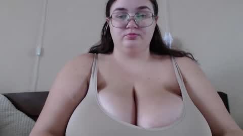 Snapshot of i_fucked_u_yesterday chatting on October 2025 10:03:01 AM Dominika online show from October 2025 10:03:01 AM