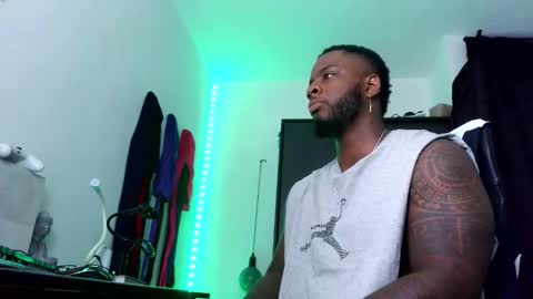 Snapshot of iam_hotbbc chatting on October 2025 02:04:02 AM Mr H Independent model online show from October 2025 02:04:02 AM