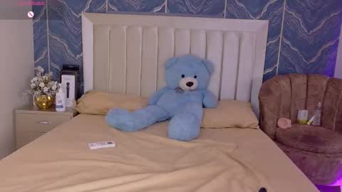 iam_nicolle online show from December 2025 12:47:01 PM