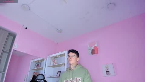 IAN CASTILLO online show from October 2025 11:07:01 AM