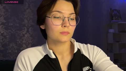 Ksenia online show from April 2026 07:43:01 PM