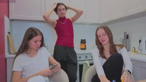 Snapshot of ihavepaws33 chatting on November 2025 10:59:01 AM Julia and Mira online show from November 2025 10:59:01 AM