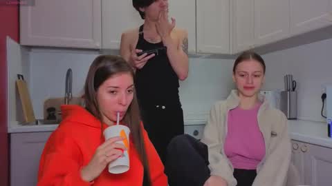 Snapshot of ihavepaws33 chatting on December 2025 09:14:01 AM Julia and Mira online show from December 2025 09:14:01 AM