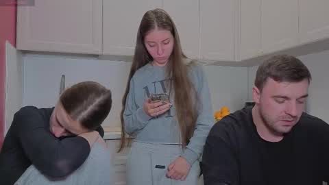 Snapshot of ihavepaws33 chatting on December 2025 10:35:01 AM Julia and Mira online show from December 2025 10:35:01 AM